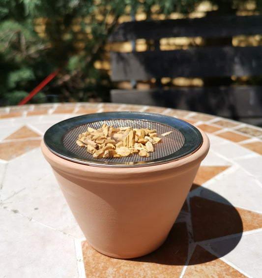 Palo Santo auf einem Räuchergefäß mit Sieb