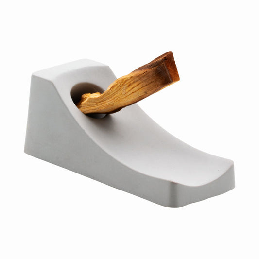 Moderner Palo Santo-Halter aus Beton