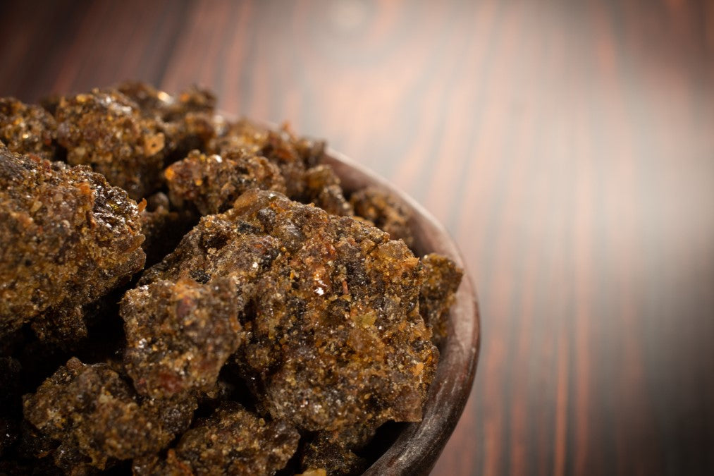 Guggul in Schale nahaufnahme RW4065