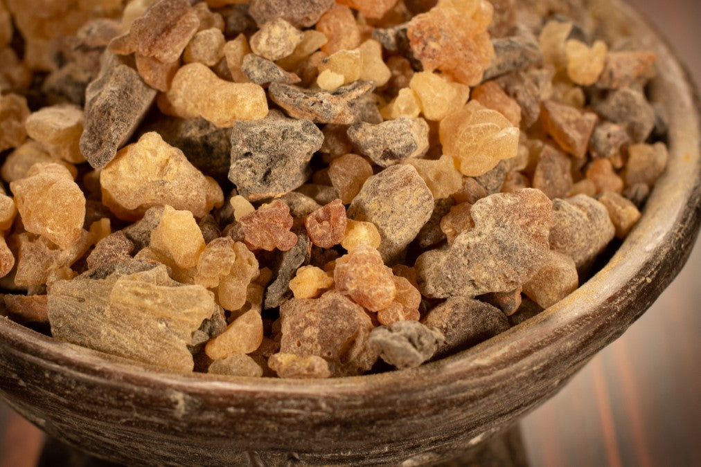 sumachharz nahaufnahme in schale RW3905