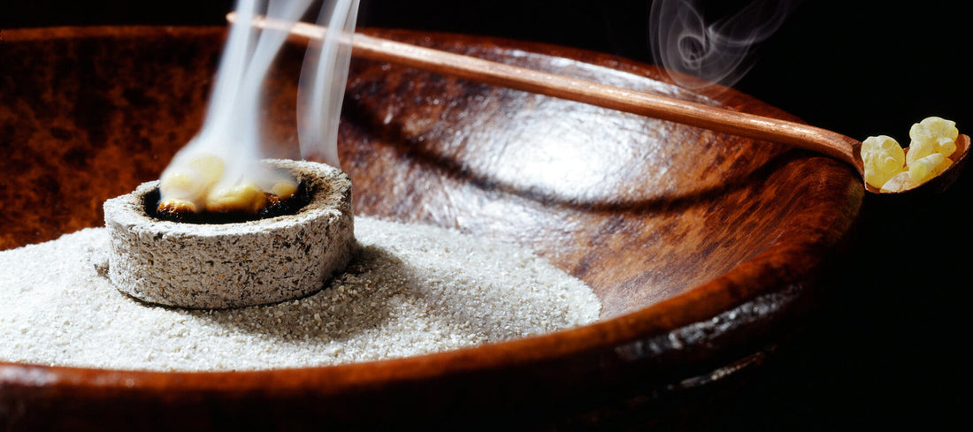 weihrauch räuchert auf Kohle